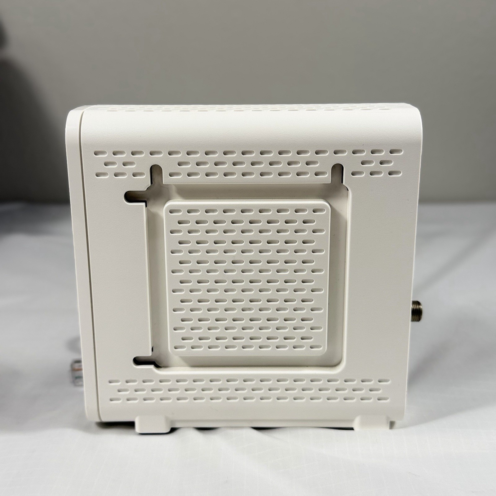 ARRIS SURFboard SB6190 DOCSIS 3.0 32 x 8 Gigabit Cable Modem White No Power Cord