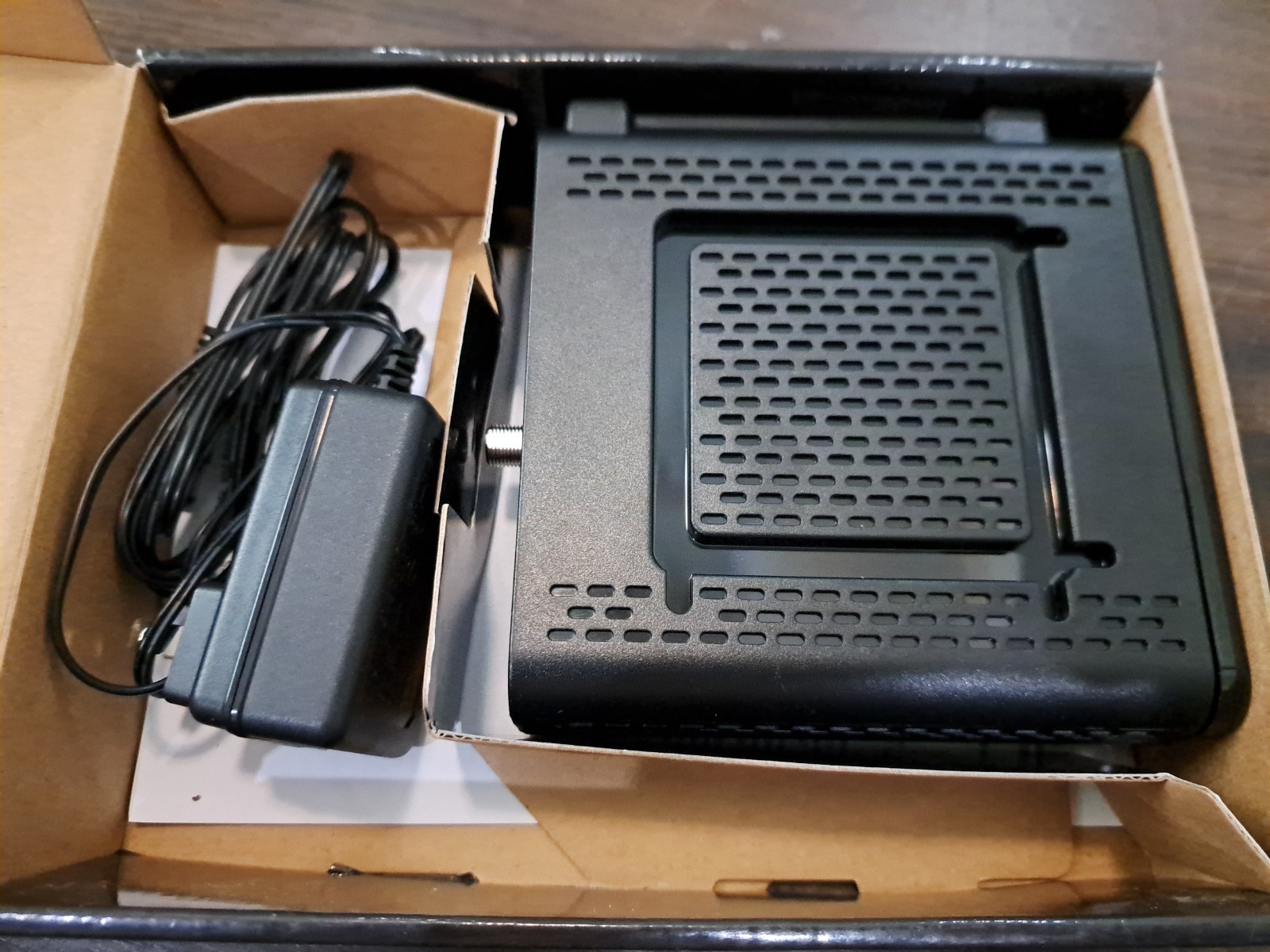 Motorola SURFboard Modem SB6121 (575319-019-00) 172 Mbps 4X Faster Arris