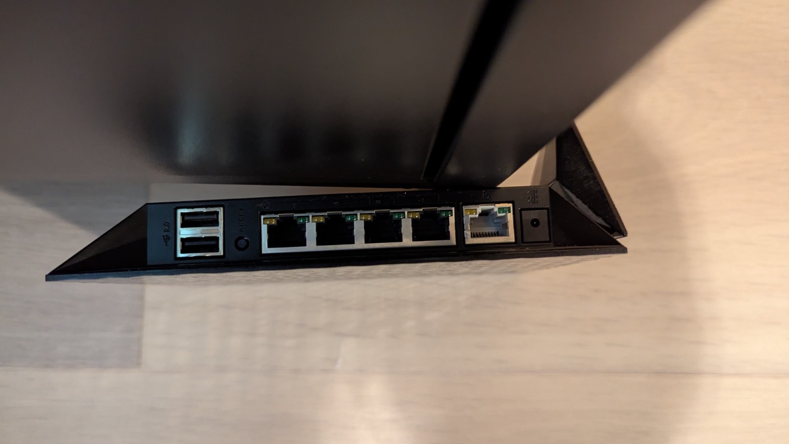 TP-LINK TC-7620 680Mbps Cable Modem with added router