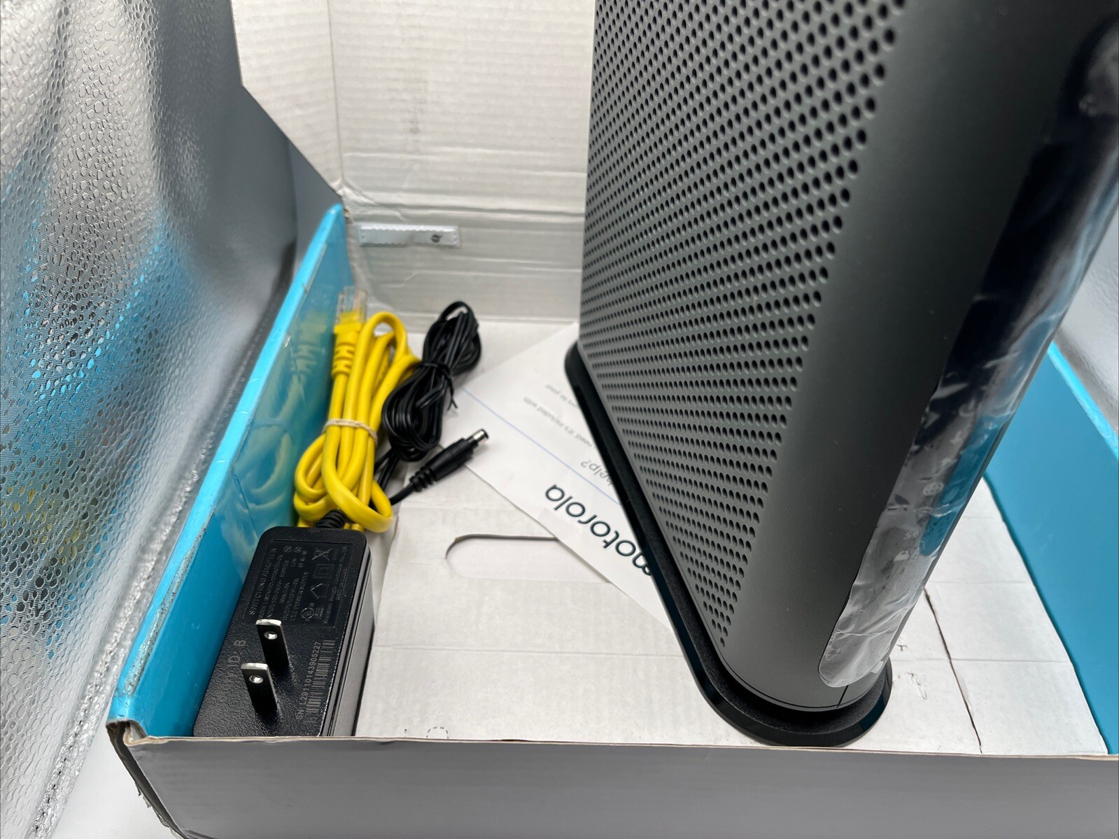 Motorola – AC Dual-Band Wi-Fi Router with 16 x 4 Modem Black/Grey MG7540-10