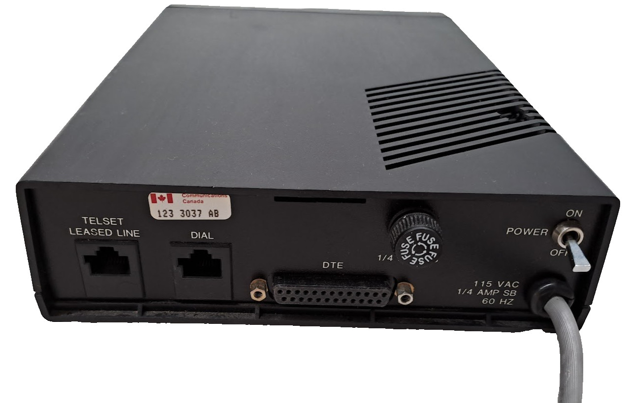 MOTOROLA UNIVERSAL DATA SYSTEM BLACK BOX V.32 9600 IDLE