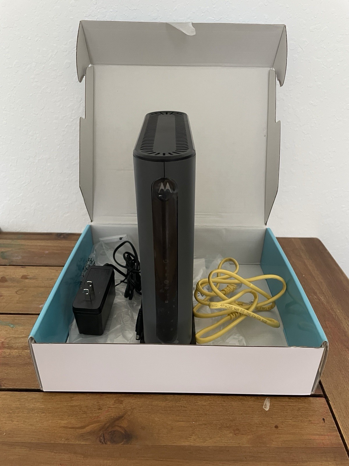 Motorola MG7540-10 16×4 Cable Modem – Black