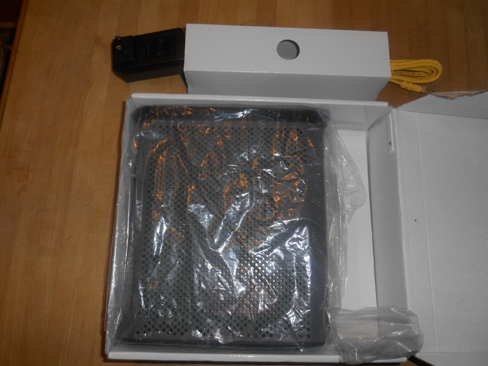Motorola MG7550 16×4 Cable Modem Plus AC1900 Dual-Band WiFi Gigabit Router