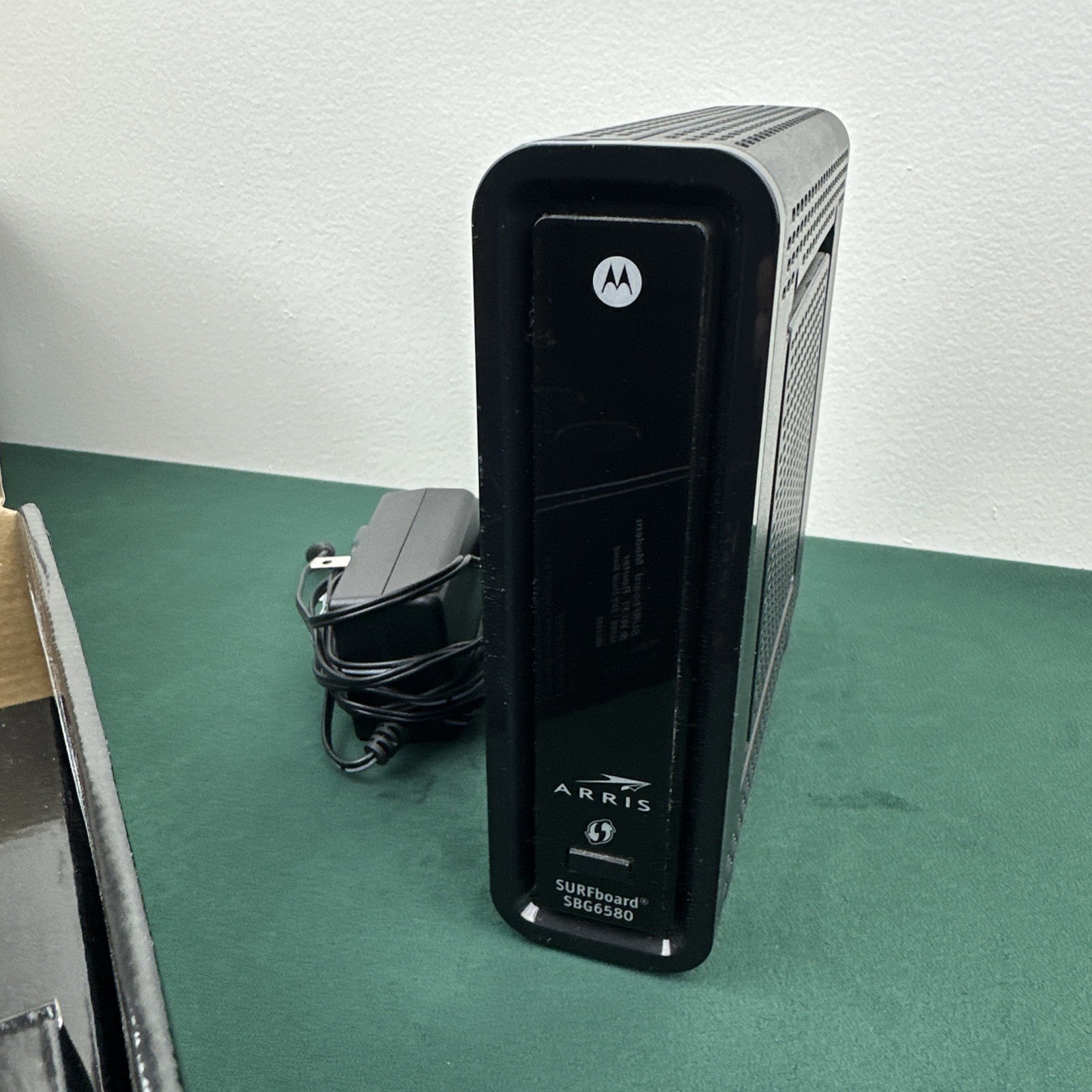 Motorola ARRIS SURFboard SBG6580 DOCSIS 3.0 Cable Modem Wi-Fi Router N300