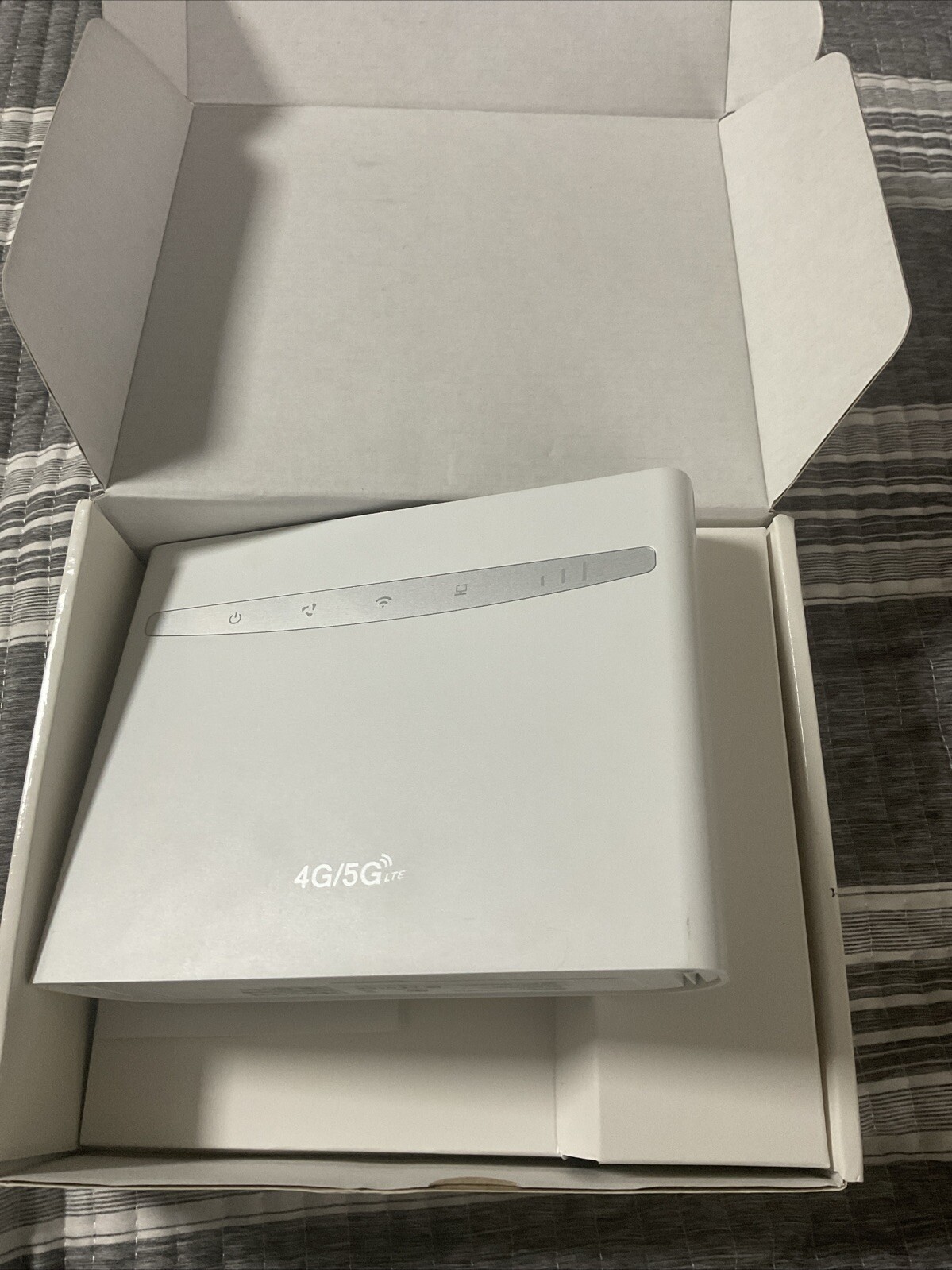 4G-LTE model B525 Modem Wifi
