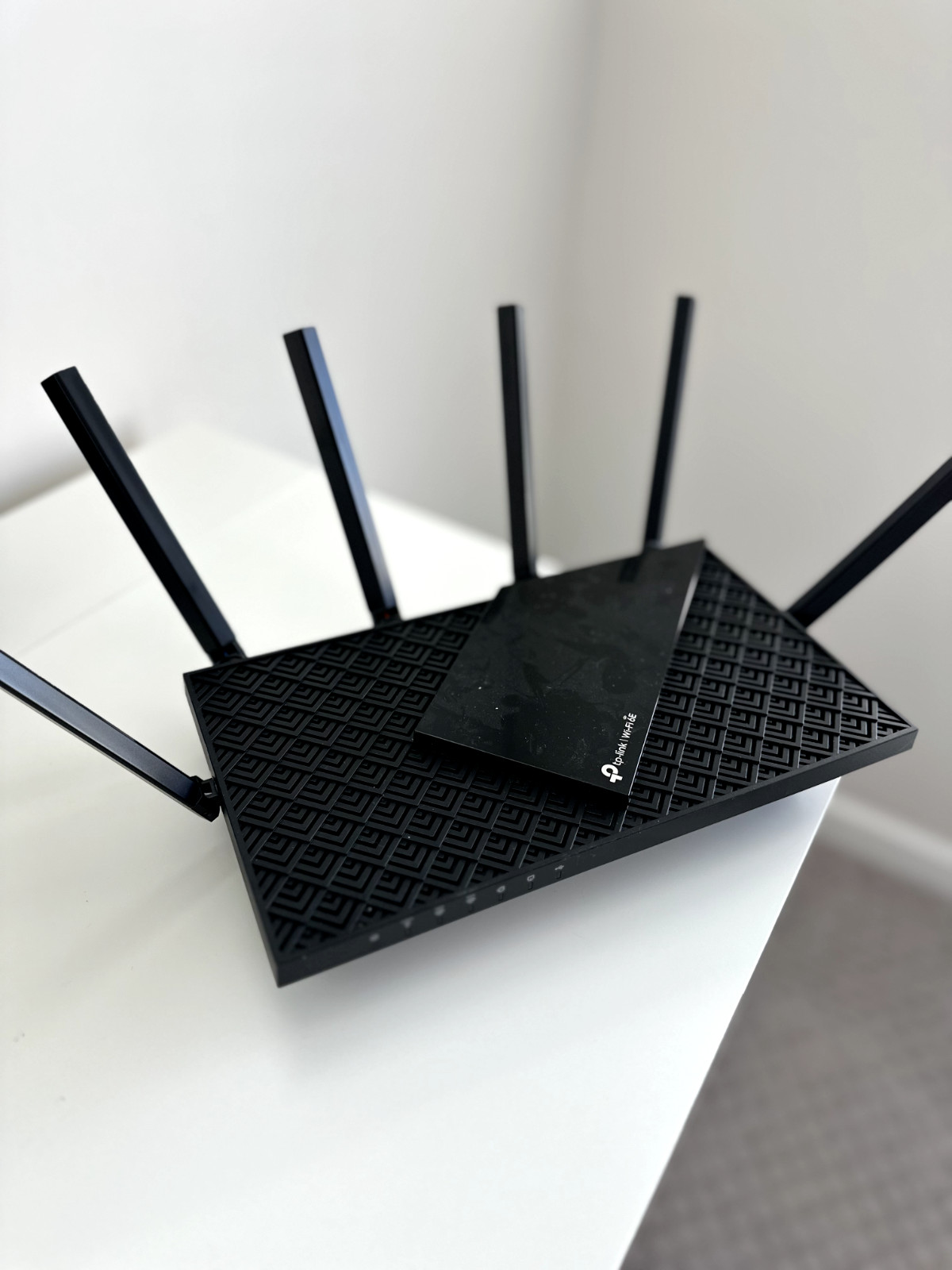 ARRIS SB8200 10 Gbps 2P Cable Modem with TP-Link AXE5400 Tri-Band WiFi 6E Router