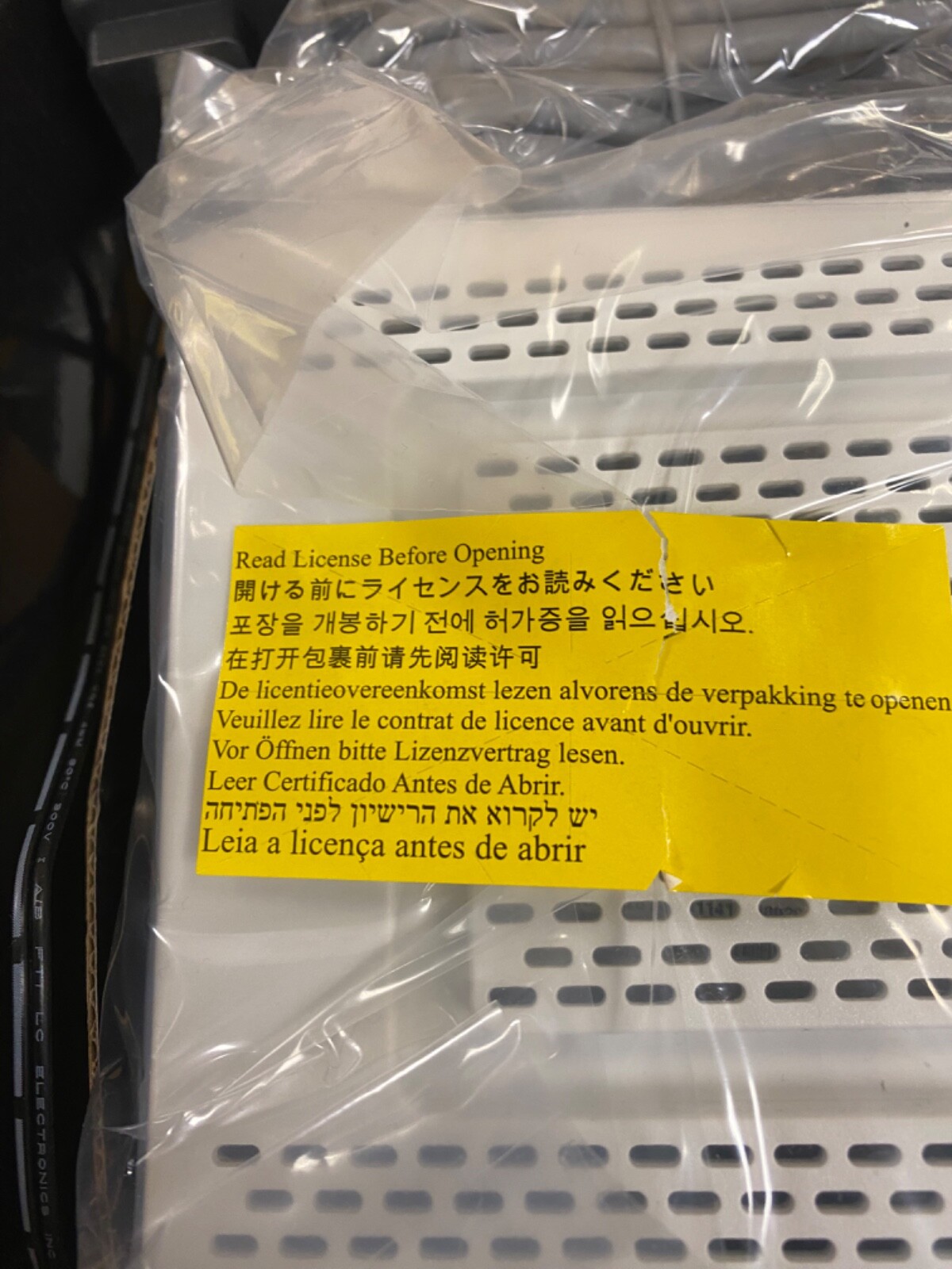 ELECTRONICS: NEW ARRIS SURFBOARD CABLE MODEM. MODEL 5B6190