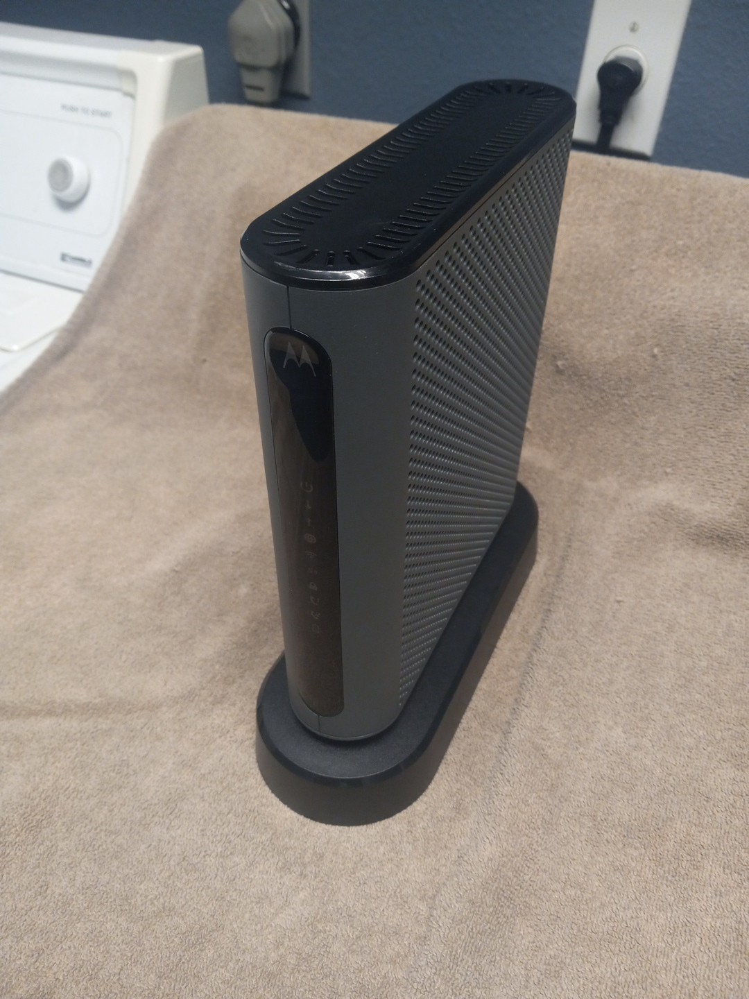 Motorola MT7711 Dual Band AC1900 Cable Modem and Wi-Fi Gigabit Router ONLY