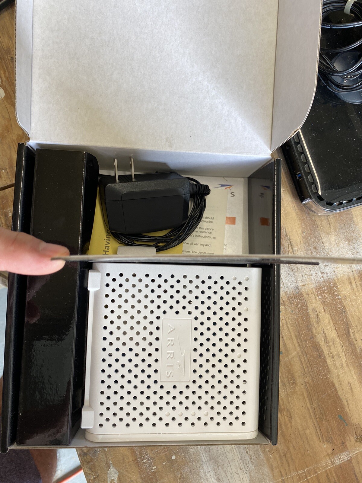 ARRIS SB6183 686 Mbps Cable Modem, White – 59243200300 New in opened box