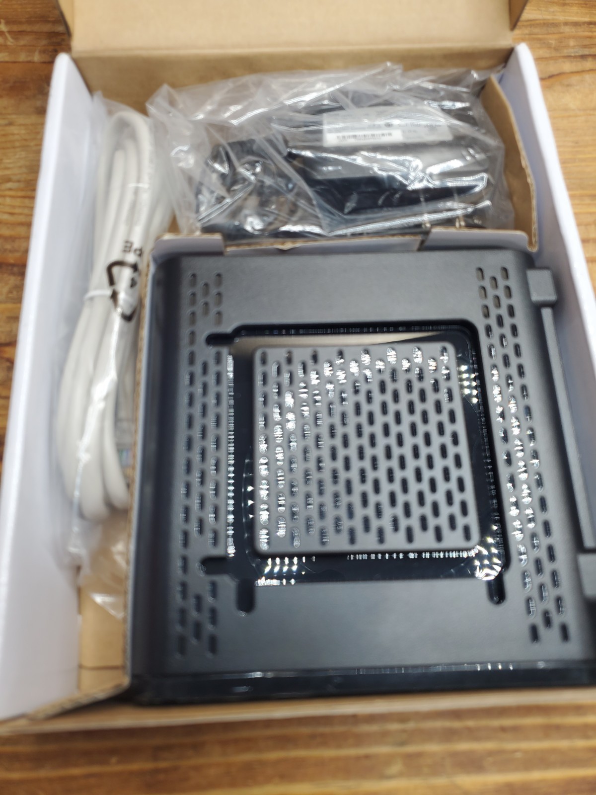 ARRIS SURFboard SB6190 DOCSIS 3.0 32 x 8 Gigabit Cable Modem White