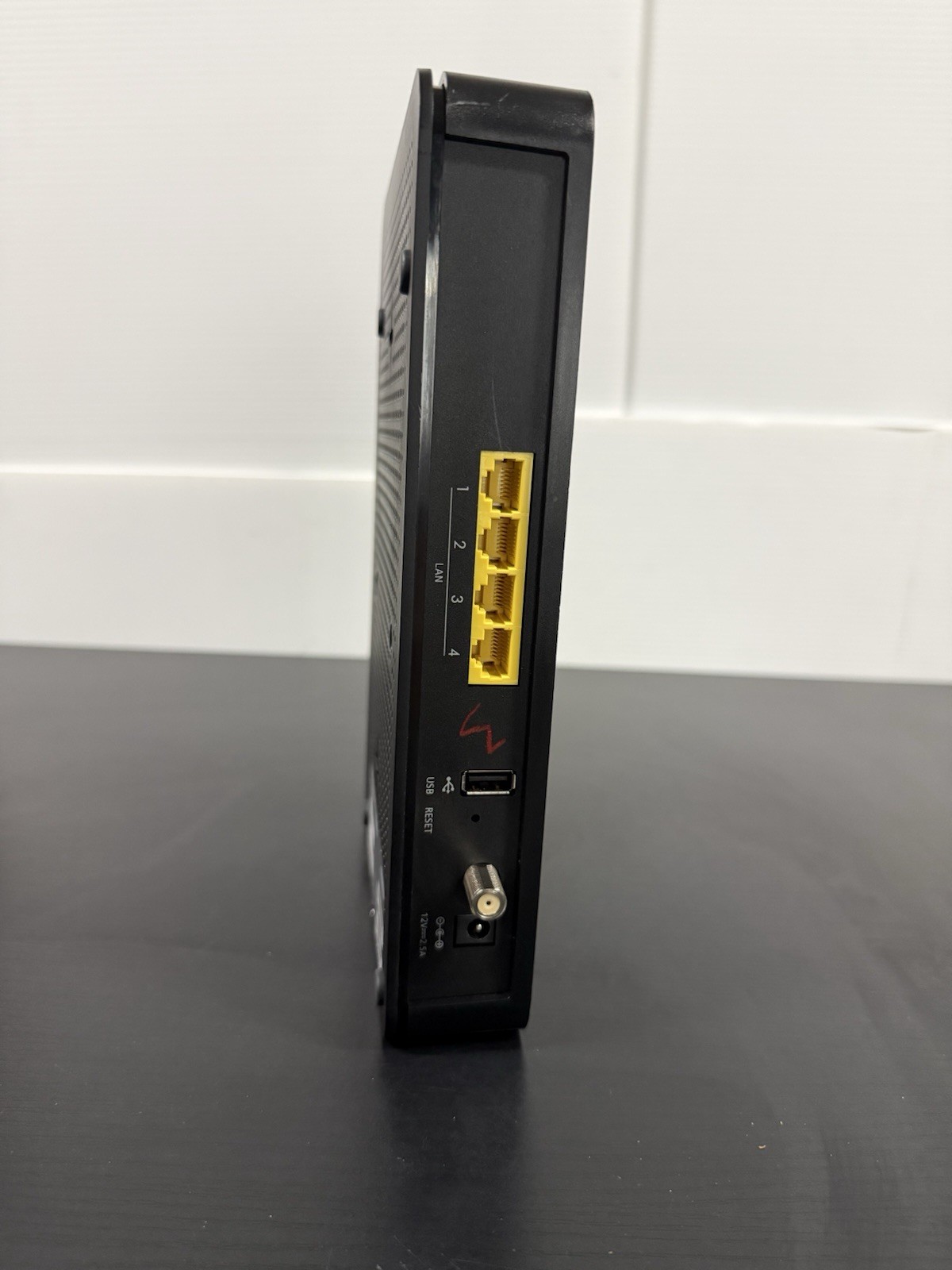Netgear CG3000D Docsis 3.0 Cable Modem Wireless Wifi Router Gateway no adapter