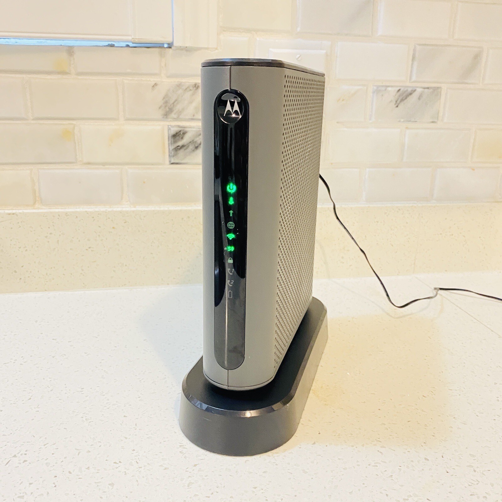 Motorola MT7711 24X8 Cable Modem and AC1900 Dual Band Wi-Fi Gigabit Router Works