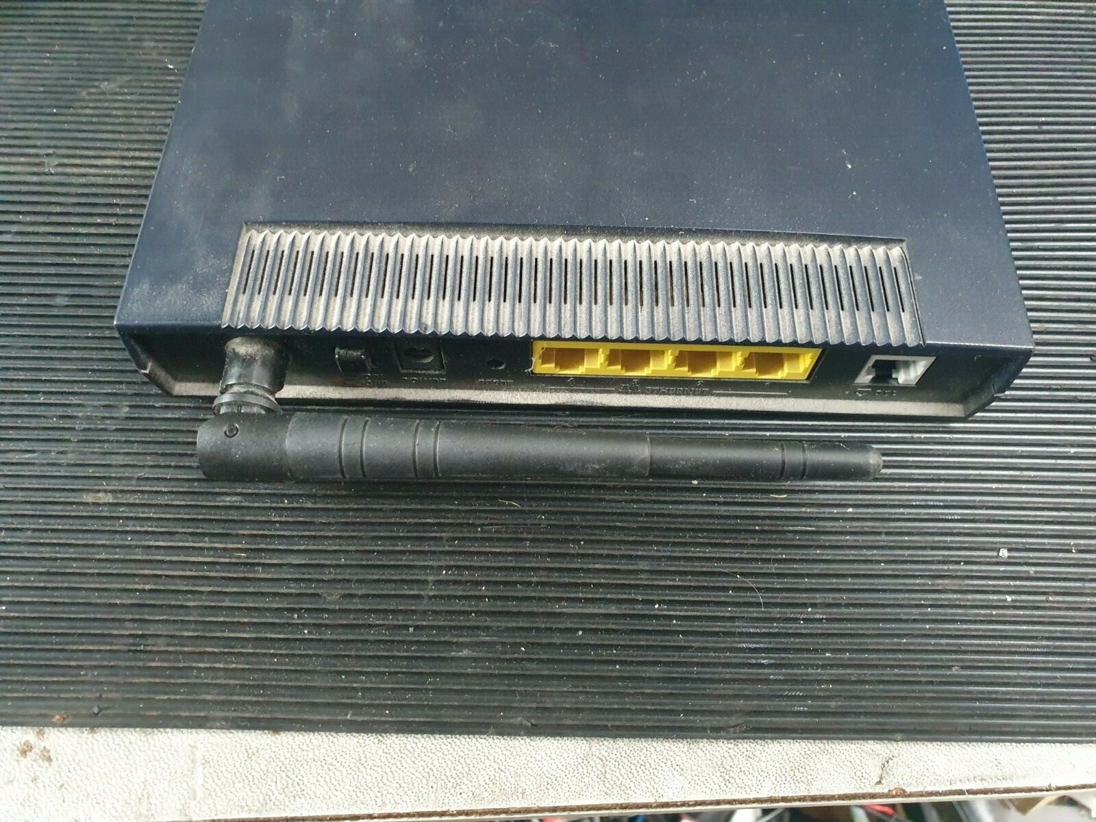 ZYXEL P-660HW-T1 V2 PERLICO MODEM (IN26S3)