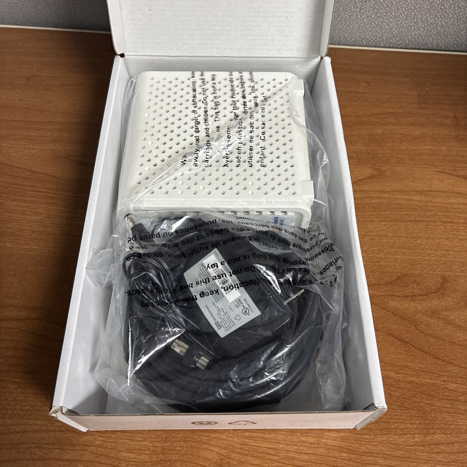ARRIS SURFBOARD SBG6700- AC 3.0 CABLE MODEM & WI-FI ROUTER -WHITE W/POWER & BOX