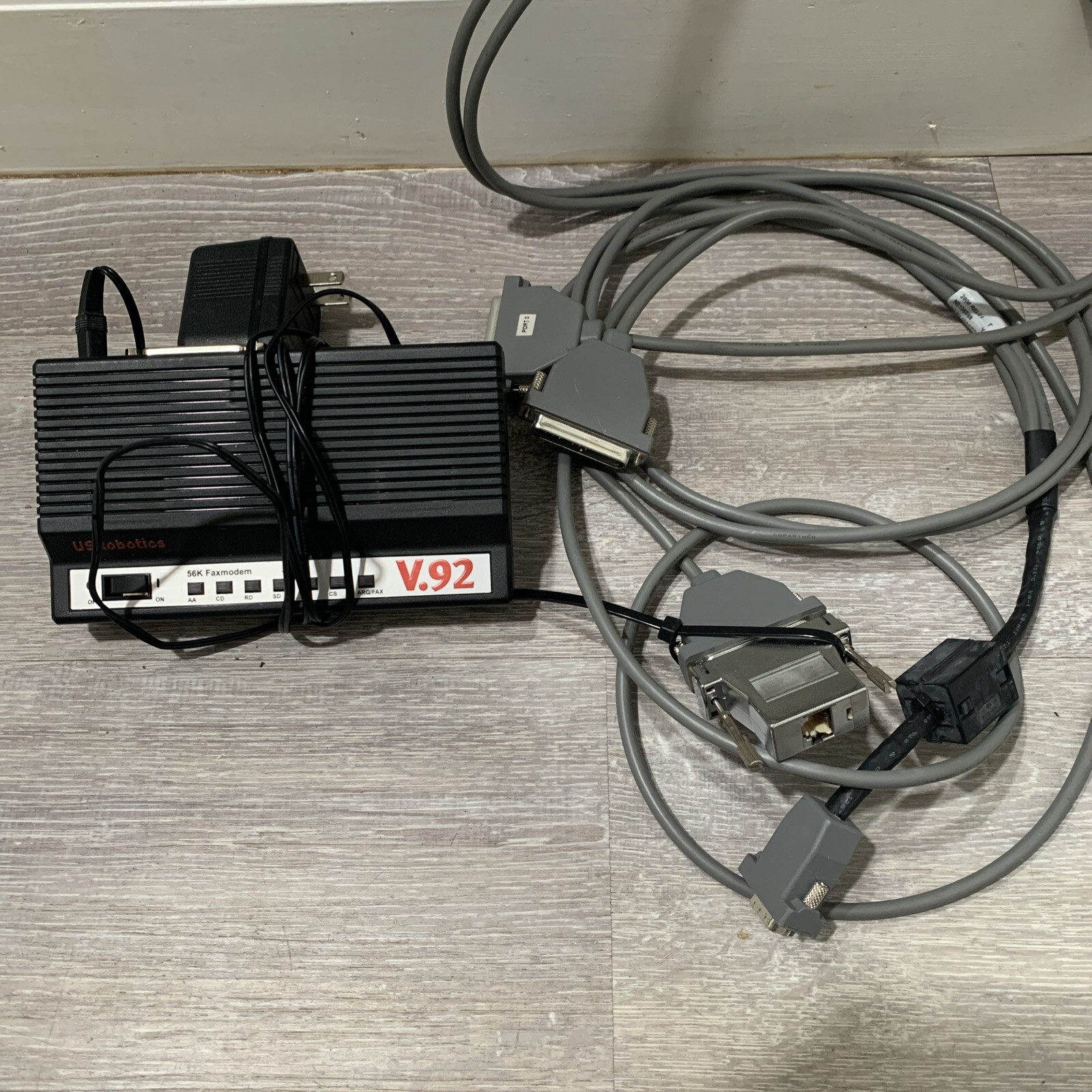 US Robotic Corp. 5686G V92 External Faxmodem With Cables