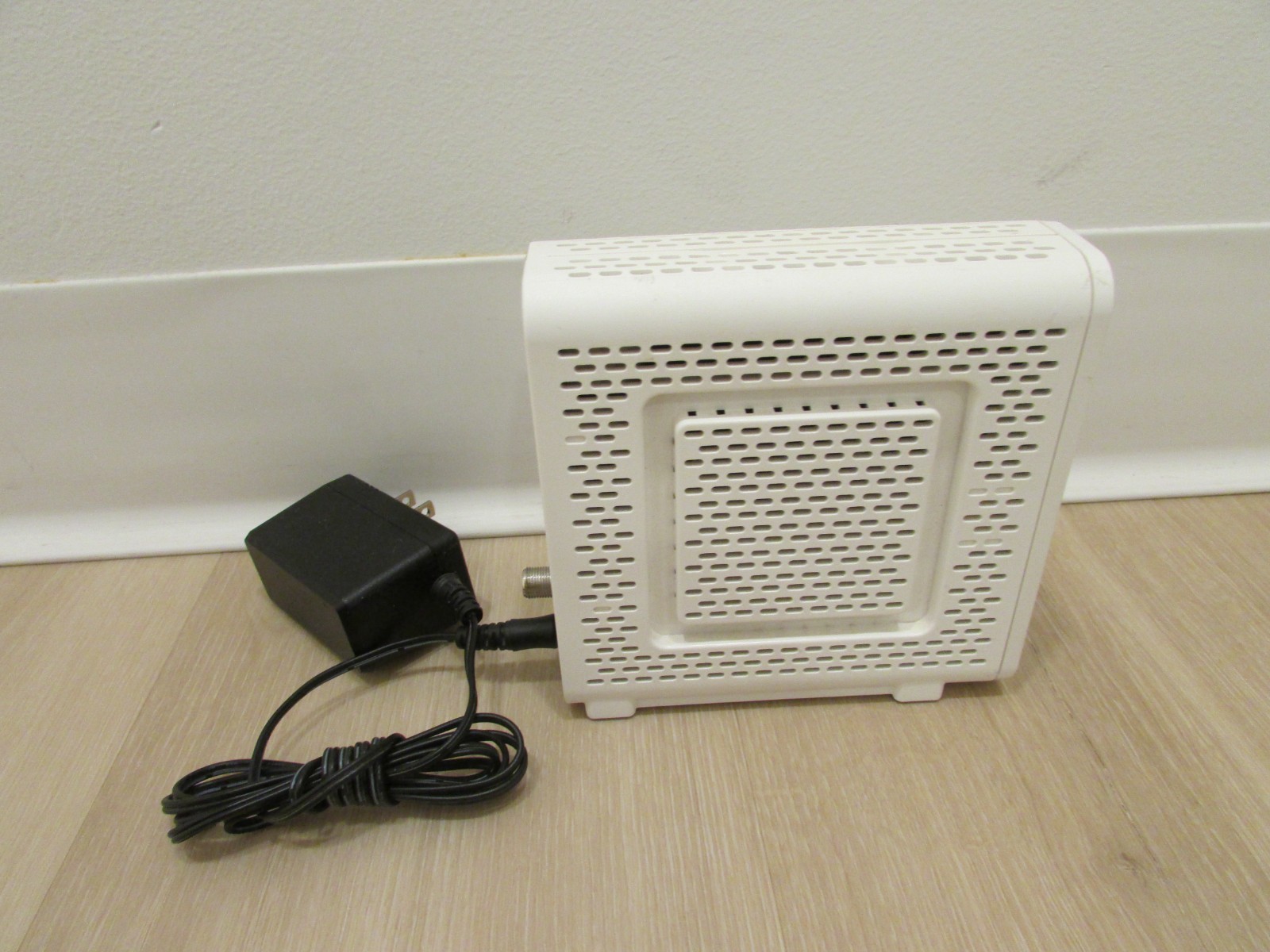 ARRIS SURFboard SB8200 DOCSIS 3.1 Cable Modem 32×8 Gig-Speed Ethernet White
