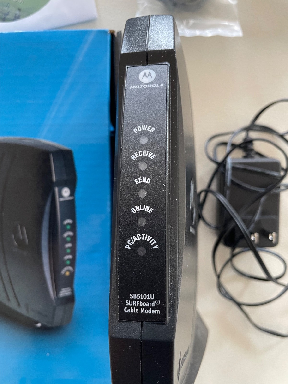 MOTOROLA Surfboard Cable Modem Model:SB5101U Cable Modem-box, disk, connectors