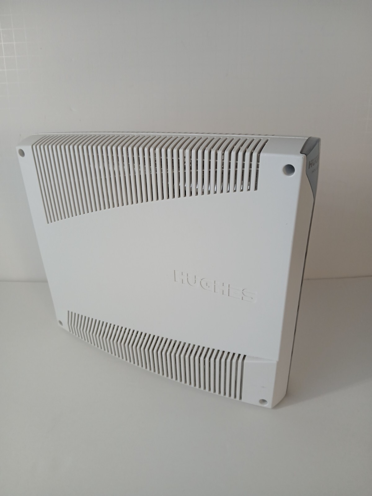 Kit Hughes HN9000 Satellite Modem and WiFi NETGEAR WPN824 Router with PS, cables