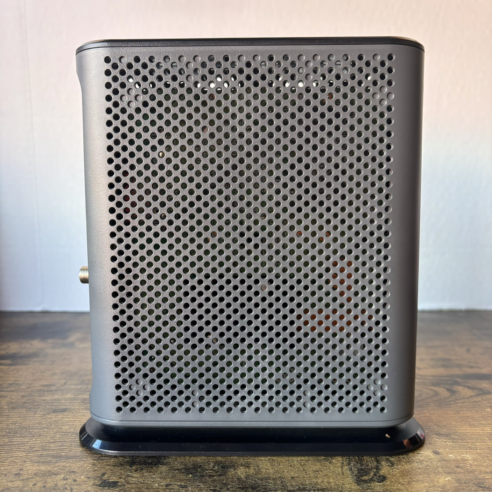 Motorola MB8600 DOCSIS 3.1 Ultra Fast Cable Modem – Black – VGC