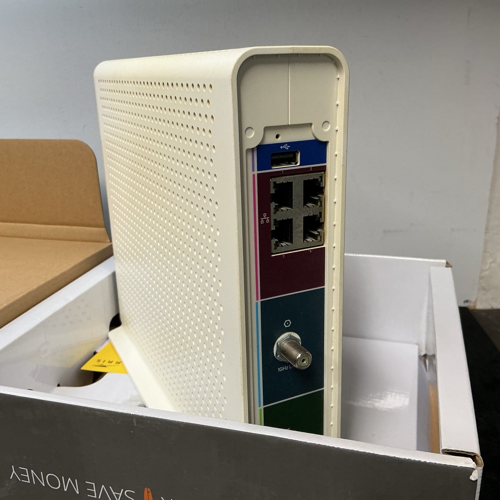 ARRIS SURFboard AC1900 Dual-Band Router with DOCSIS 3.0 Cable Modem – White