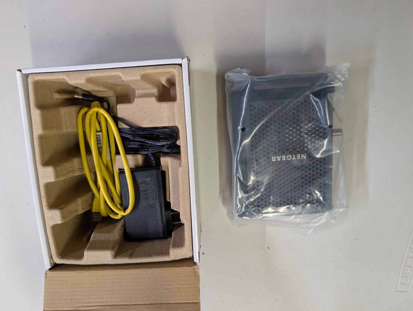 NETGEAR CM700 Cable Modem 800Mbps DOCSIS 3.0 Black Excellent Condition in box