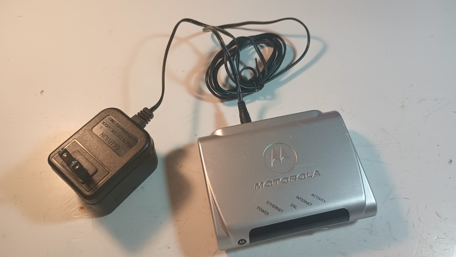 Motorola E141744 Class B Home/Office Router Silver With 12vac Power Supply A+