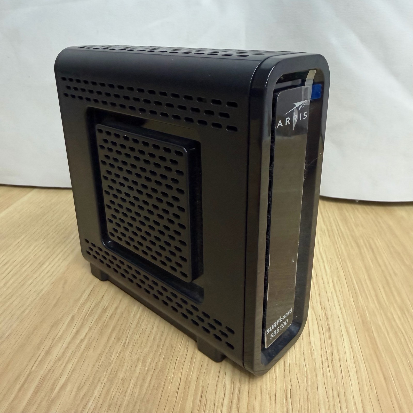 ARRIS SURFboard SB6190 DOCSIS 3.0 32×8 Gigabit Cable Modem – Black