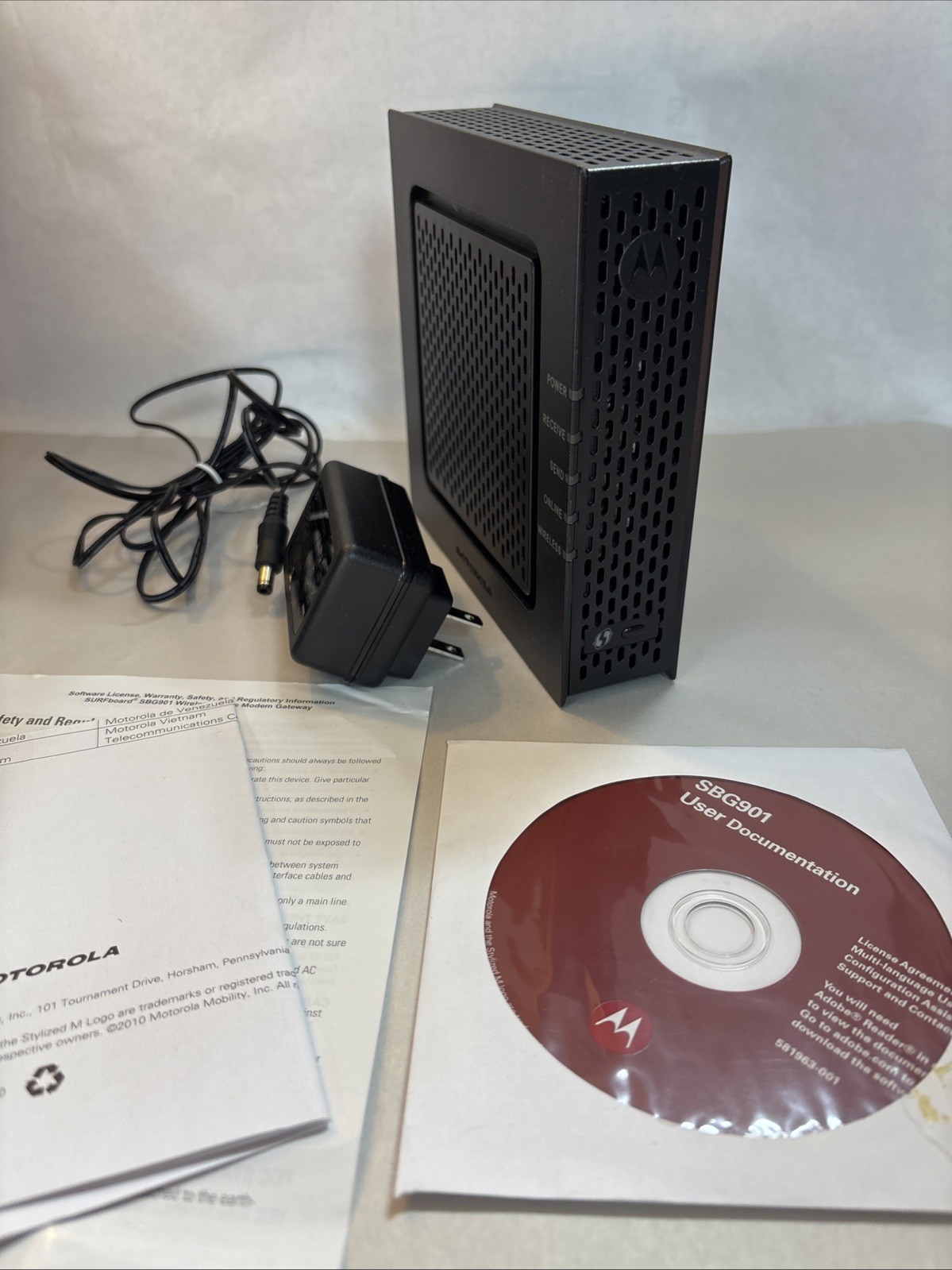 Motorola Surfboard SBG901 Wireless Cable Modem Gateway with Power Supply