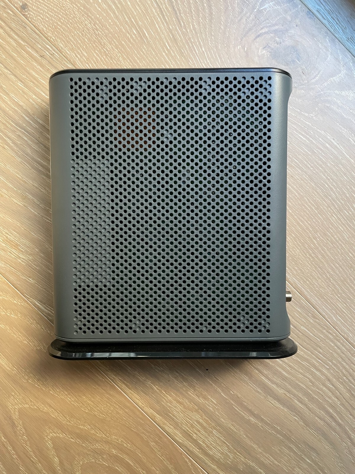 Motorola MG7700 AC1900 Dual-Band 24×8 Cable Modem Router UP TO 1,000 Mbps