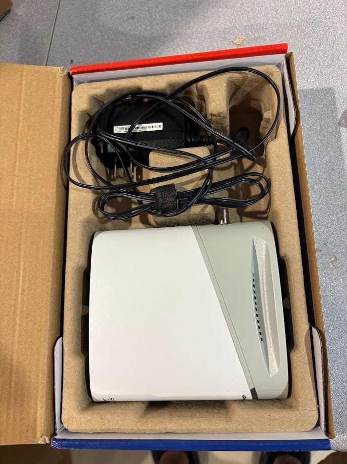 ARRIS SURFboard S33 DOCSIS 3.1 Cable Modem 2.5 Gbps White w/ Adapter