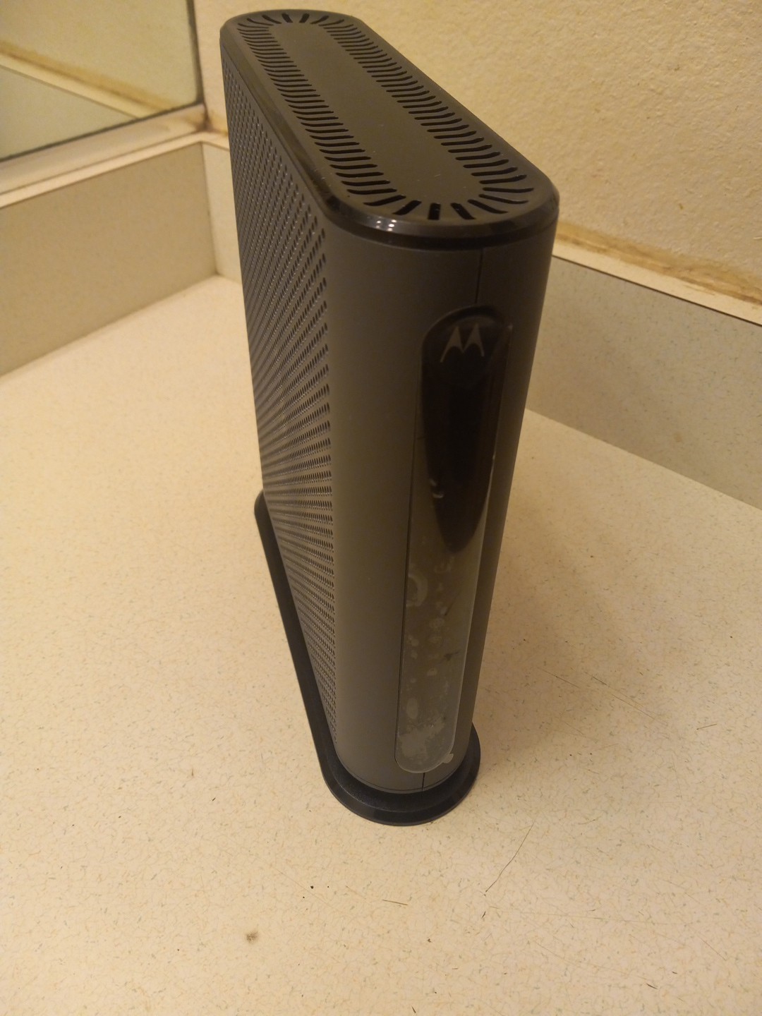 Motorola MG7550 16×4 DOCSIS 3.0 Cable Modem plus AC1900 Router ONLY – NO CORD