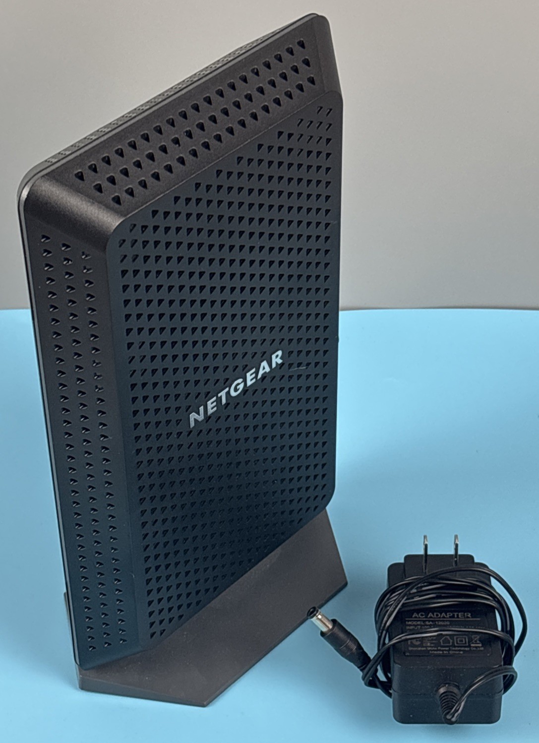 NETGEAR Nighthawk CM1200 DOCSIS 3.1 Cable Modem w/ adapter – Parts/Repair ONLY!