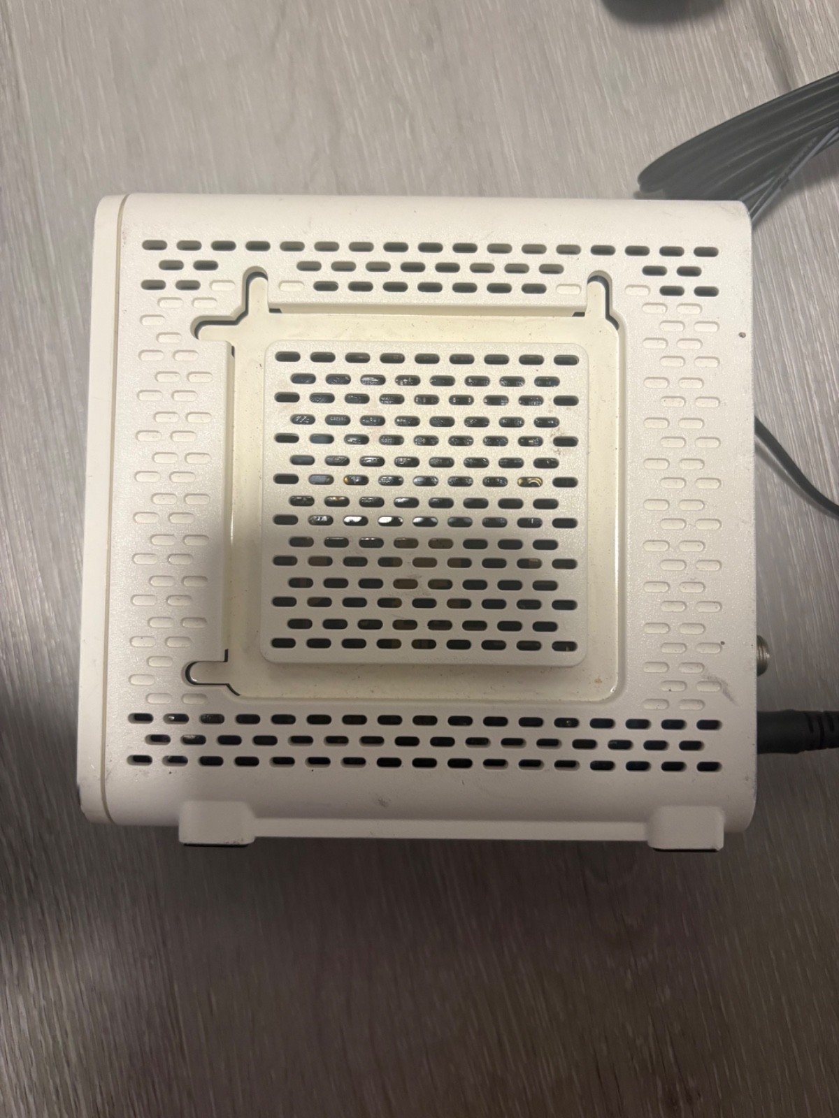 ARRIS SURFboard SB8200 DOCSIS 3.1 Gigabit Cable Modem (Includes Power Adapter)