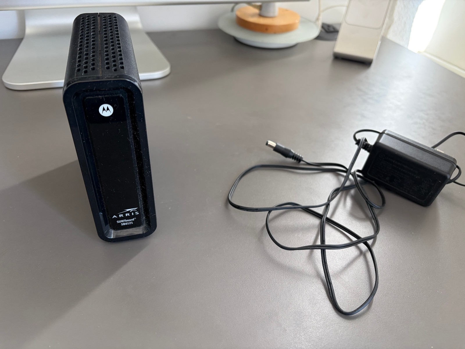 Arris Surfboard SB6121 Cable Modem High Speed Internet Pre-owned. Black
