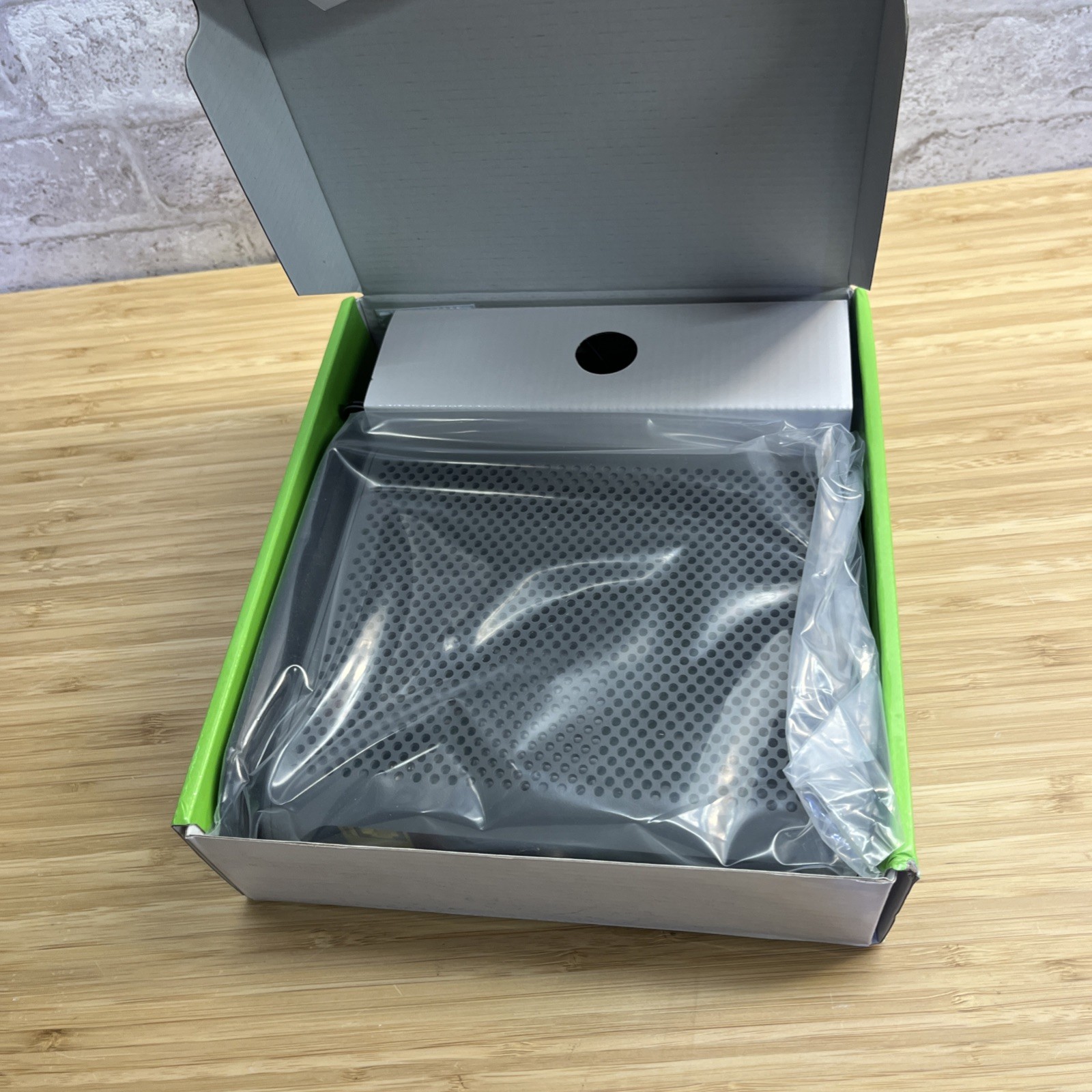 Motorola 24×8 Cable Modem Model MB7621 DOCSIS 3.0 – New/Open Box