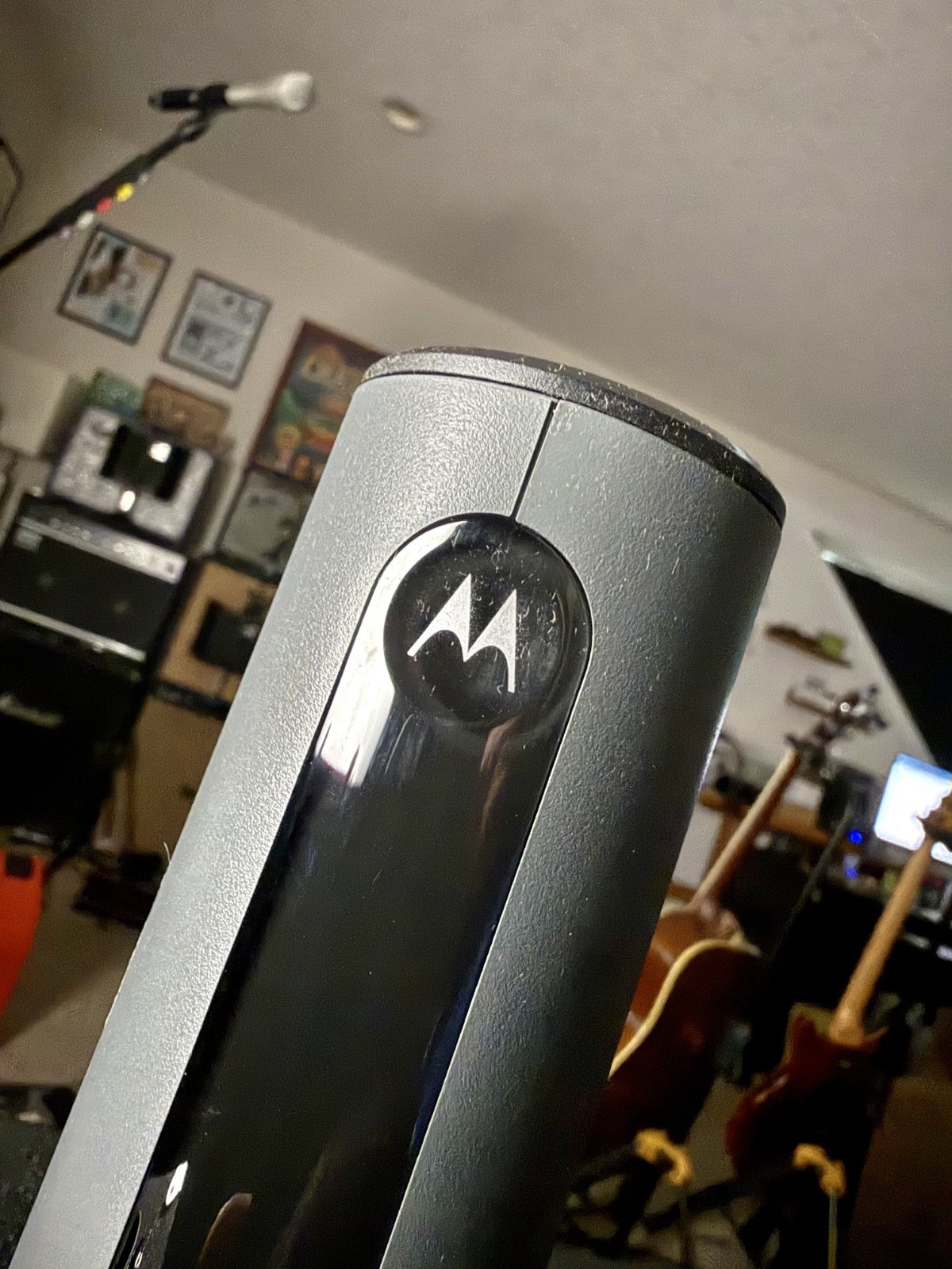 Motorola MG7550 16×4 High-Speed Cable Modem Plus AC1900 WiFi Gigabit Router