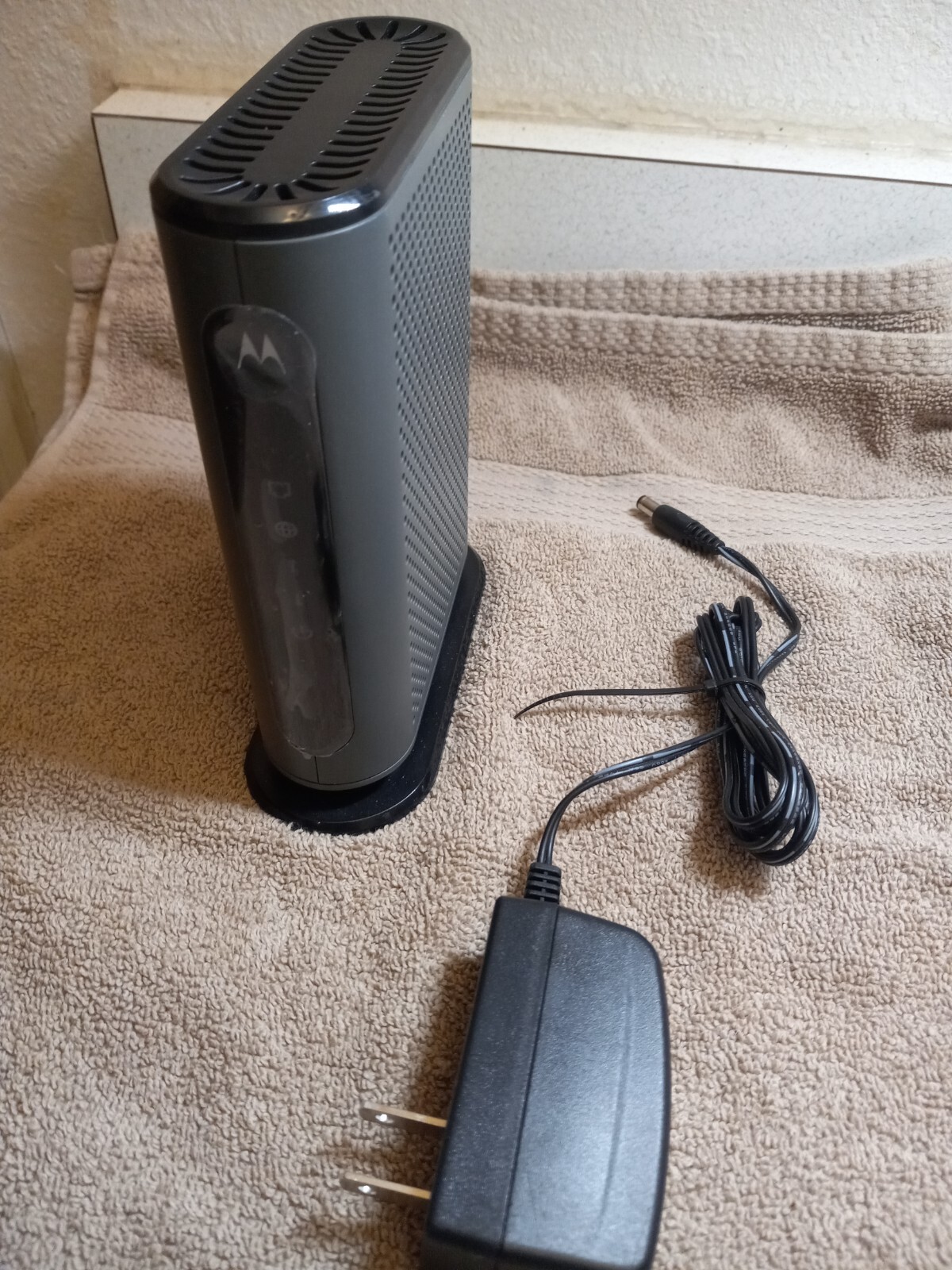 Motorola MB7220 8×4 DOCSIS 3.0 Cable Modem – Good