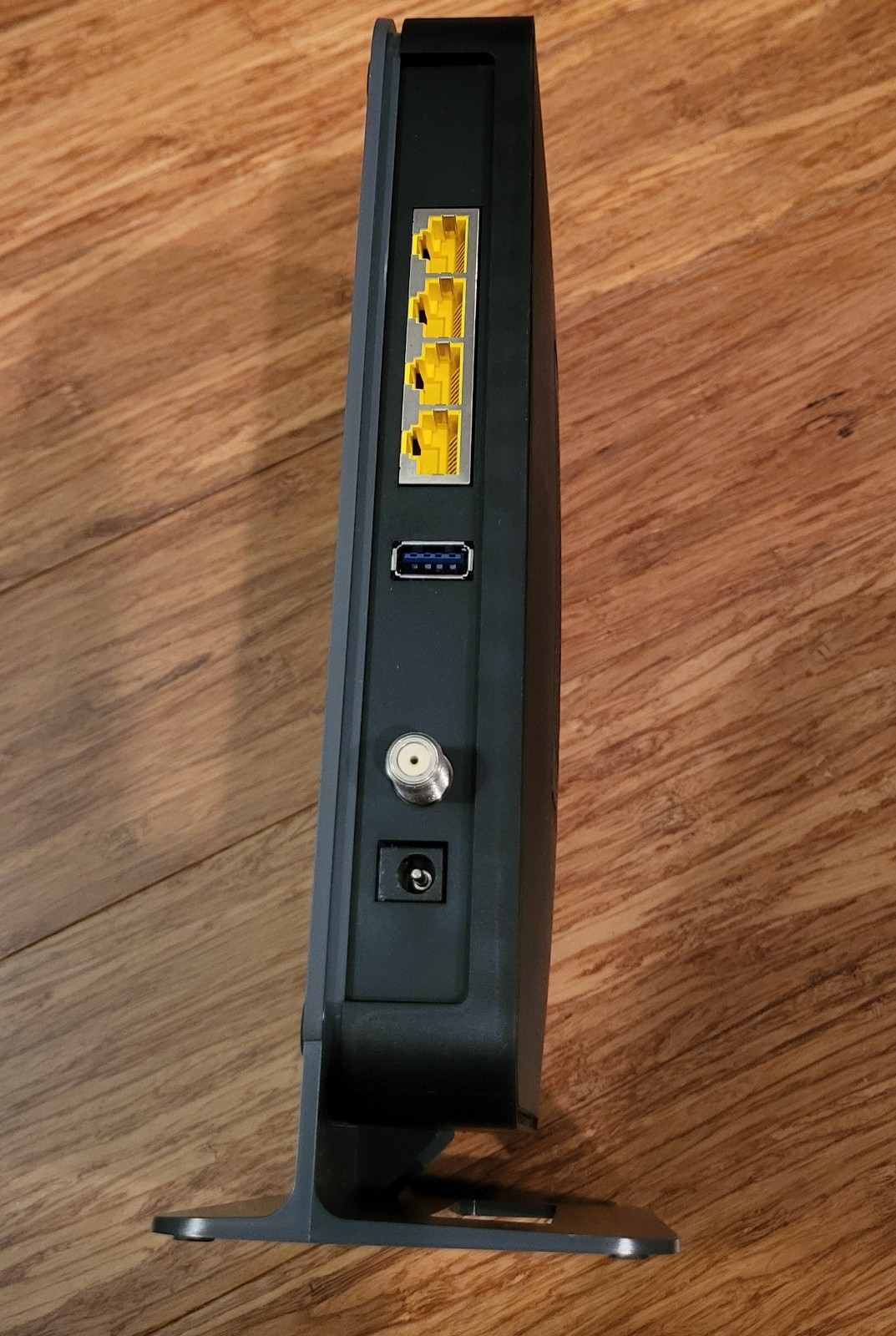 Netgear CG3000D Docsis 3.0 Cable Modem/Router Gateway with cables – Brand New