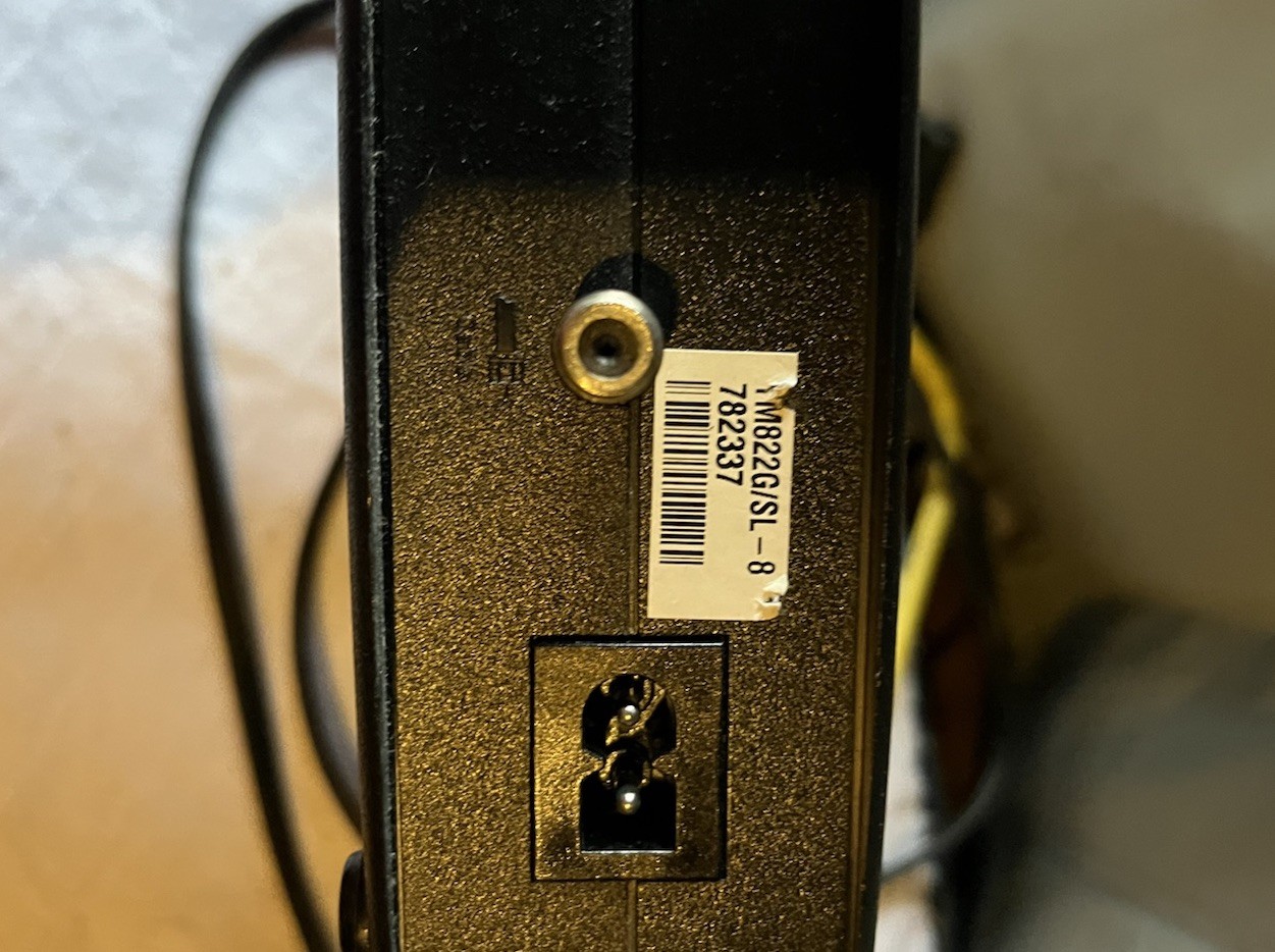 ( 1 ) Arris TM822 Touchstone Docsis 3.0 8 x 4 Ultra High Speed Telephony Modem