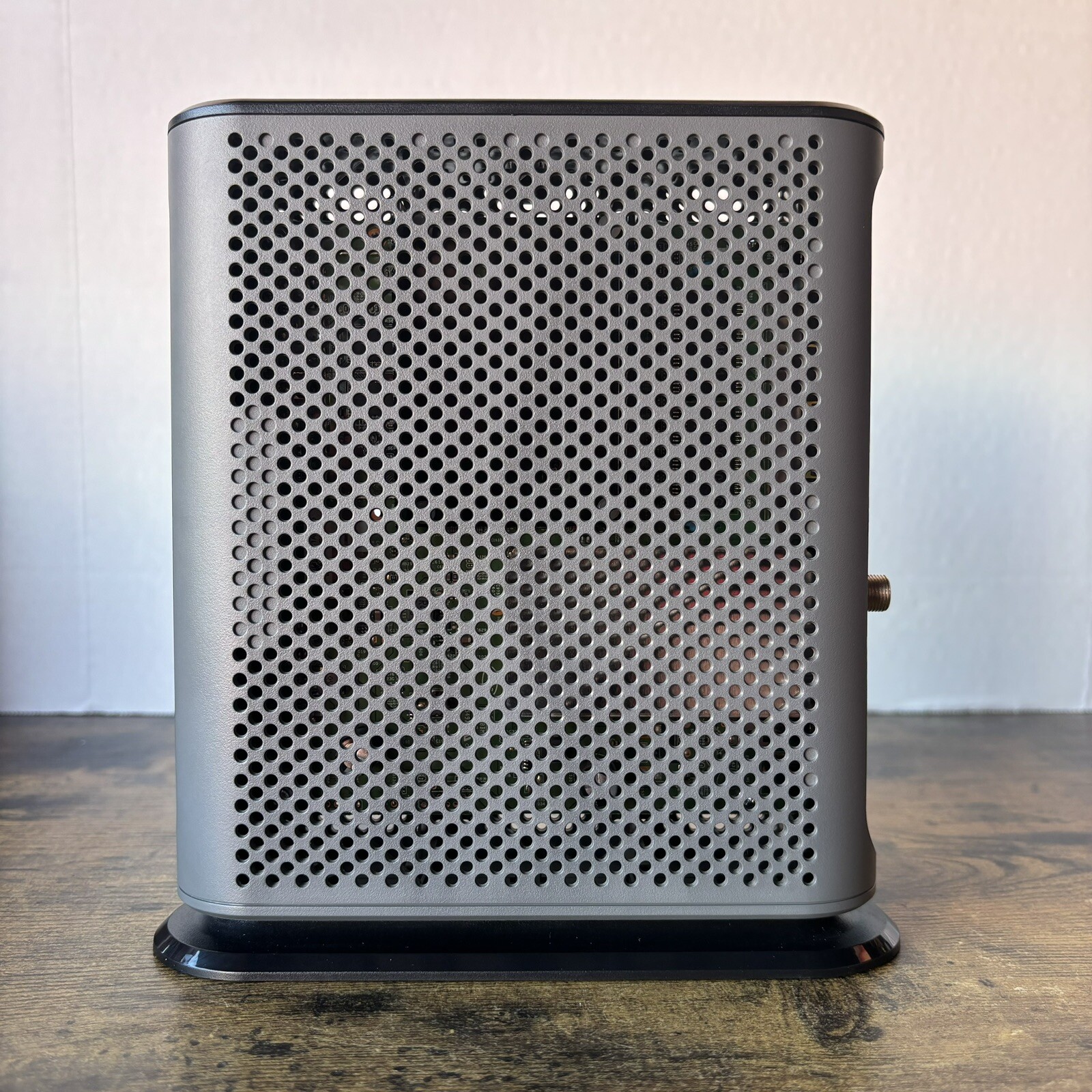 Motorola MB8600 DOCSIS 3.1 Ultra Fast Cable Modem – Black – VGC