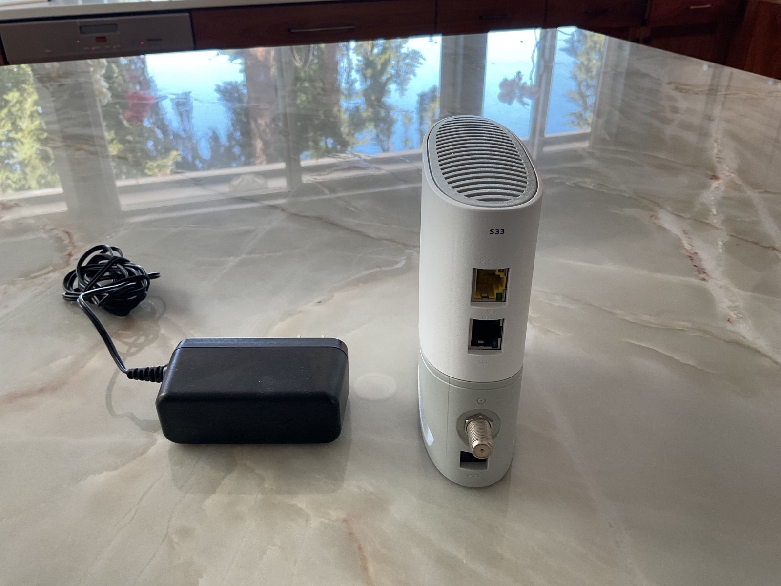 ARRIS S33 2.5 Gbps Ethernet Port – White. Multi-Gigabit Cable Modem. Working.