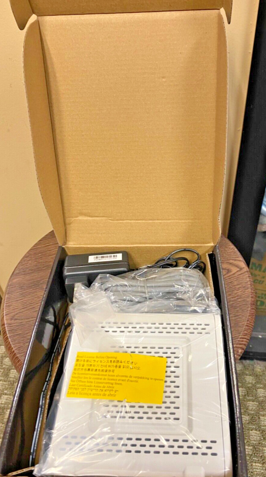 ELECTRONICS: NEW ARRIS SURFBOARD CABLE MODEM. MODEL 5B6190