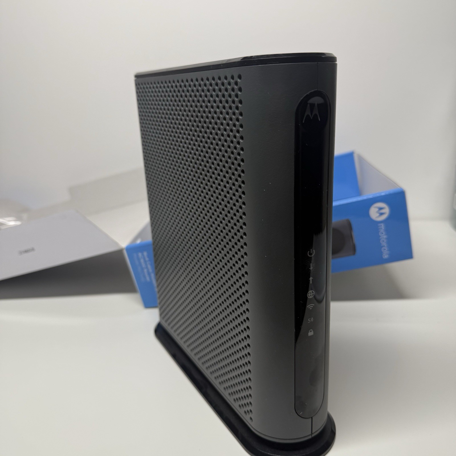 Motorola MG7540 DOCSIS 3.0 16×4 Dual Wifi Cable Modem Gateway