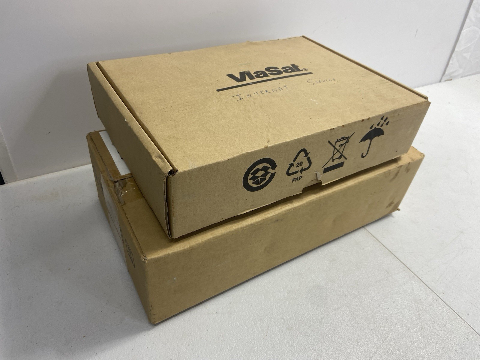 ViaSat RM4100 SurfBeam 2 Satellite Modem, Radio, Power Supply