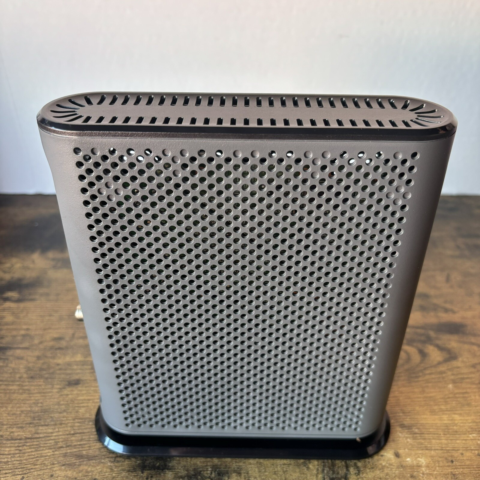 Motorola MB8600 DOCSIS 3.1 Ultra Fast Cable Modem – Black – VGC