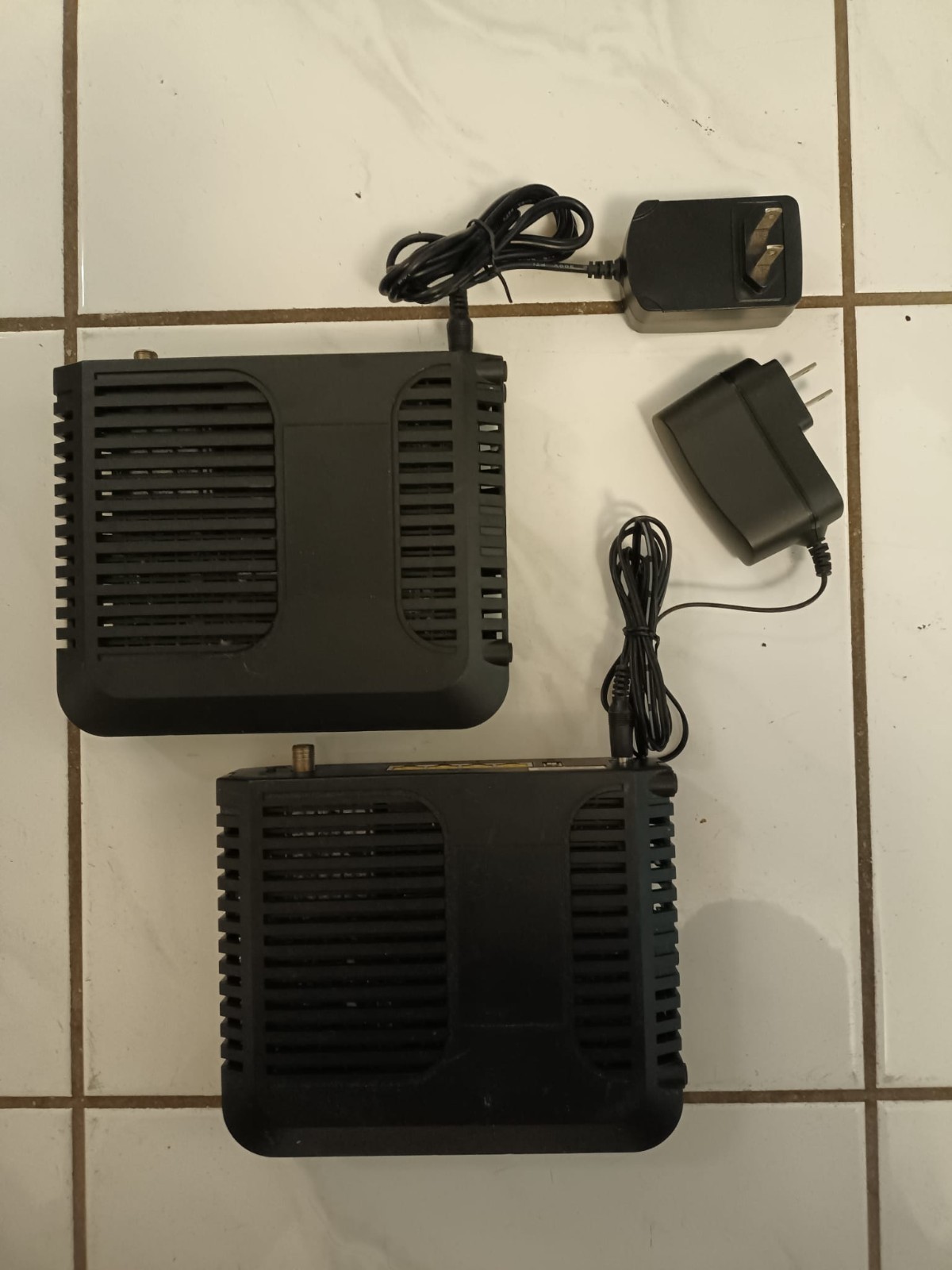 Cisco DPC3825 4 Port DOCSIS 3.0 Gateway Wireless Router w AC adapter, 2 pcs