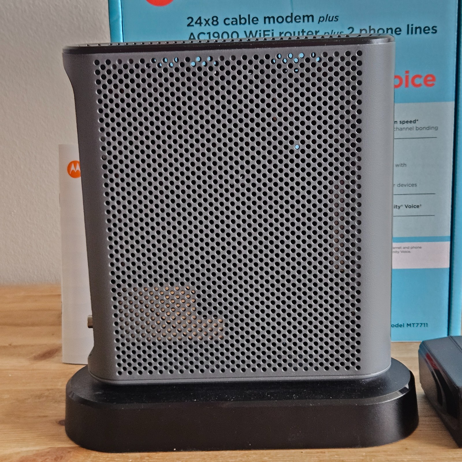 Motorola MT7711 24X8 Cable Modem and AC1900 Dual Band Wi-Fi Gigabit Router USED