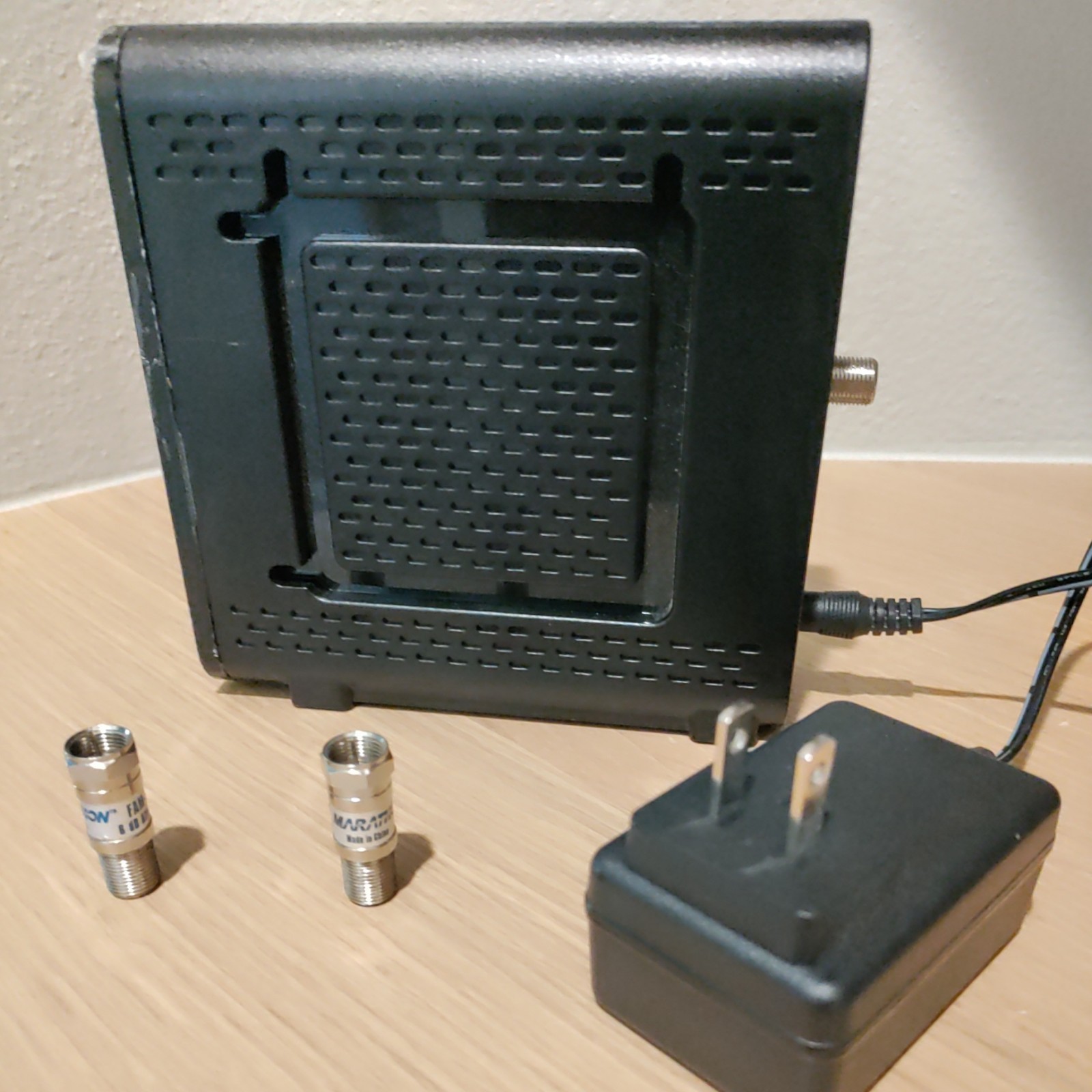 Arris Surfboard SB6121 Cable Modem With A/C Adapter + Two Marathon 6 dB adapters