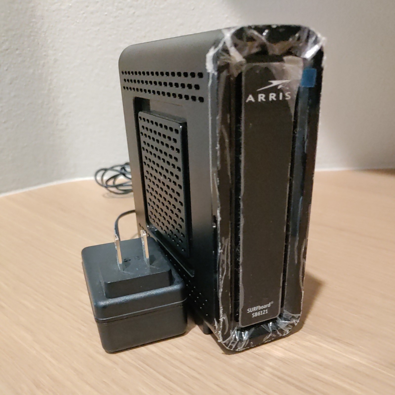 Arris Surfboard SB6121 Cable Modem With A/C Adapter + Two Marathon 6 dB adapters