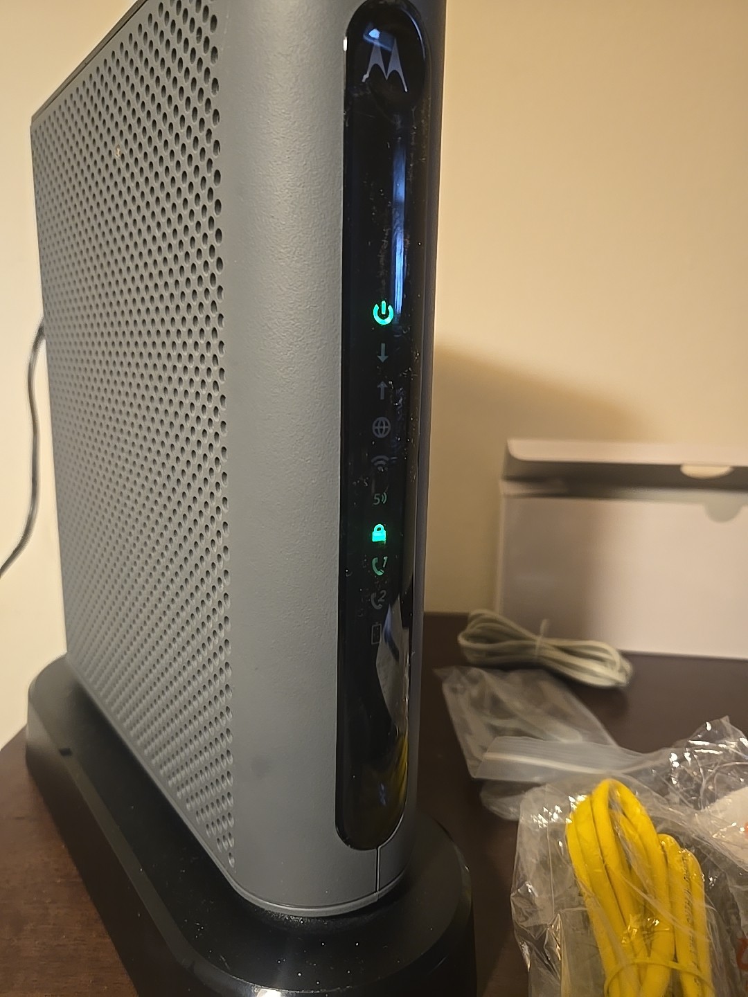 Motorola MT7711 24X8 Cable Modem and AC1900 Dual Band Wi-Fi Gigabit Router 2…
